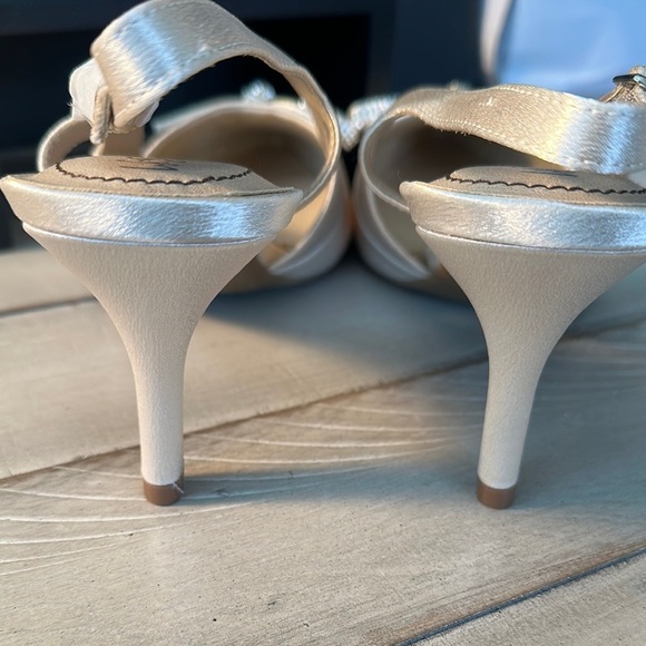 Life Stride Cream Slingback Heels with‎ Crystal Bow - Picture 5 of 8